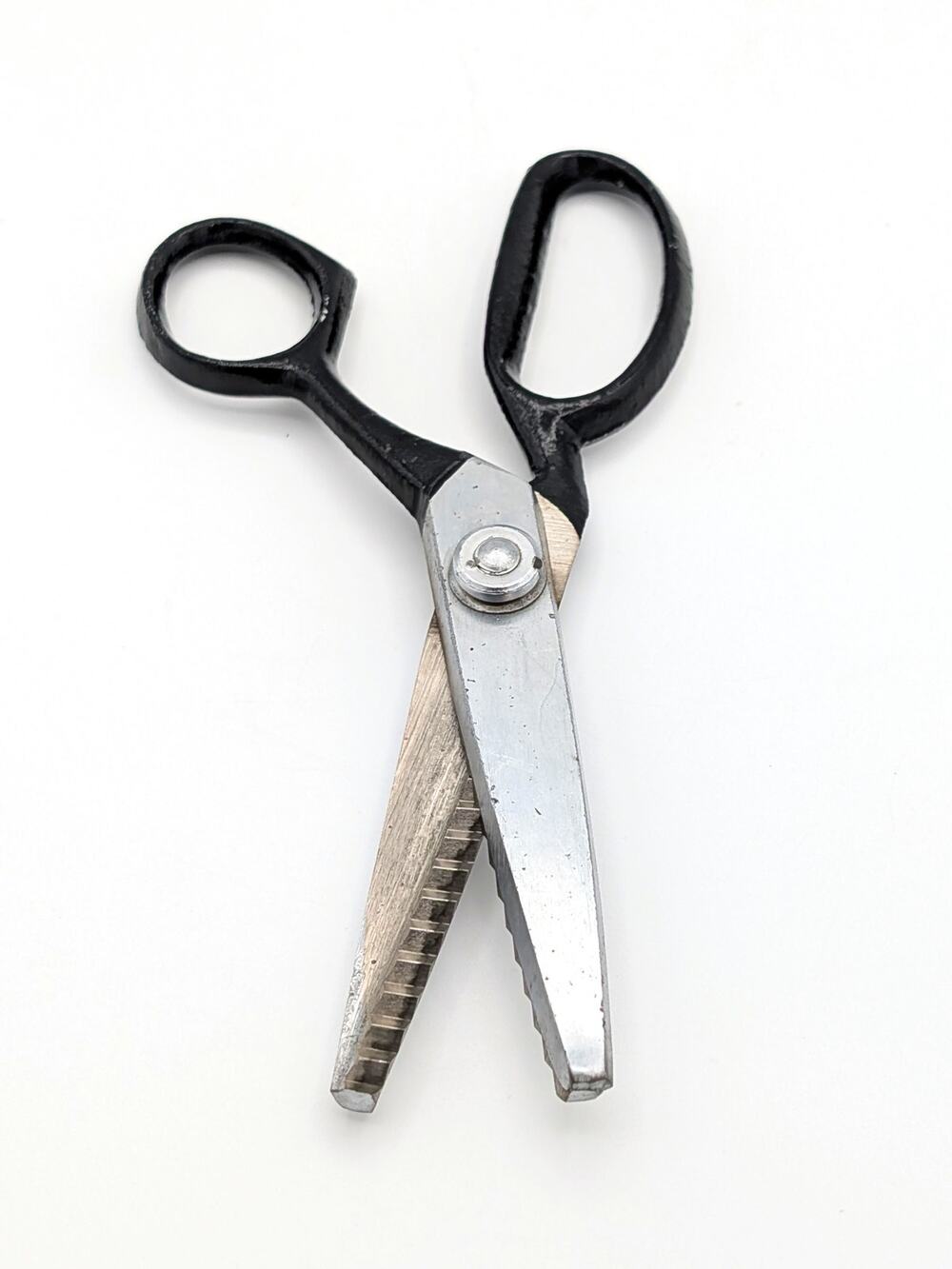 Vintage Japanese Pinking Shears Black Enamel Handle Mid Century Zig Zag Scissors